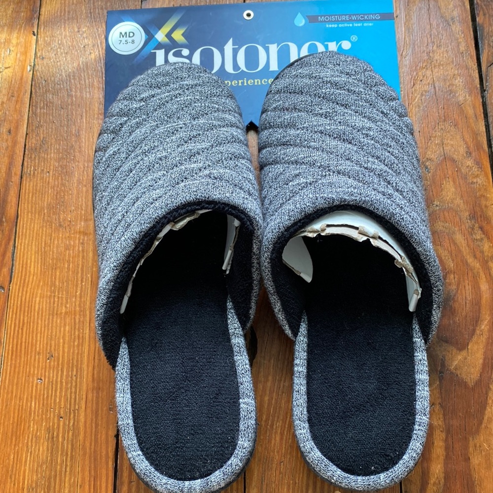 NWT Size Medium Isotoner slippers